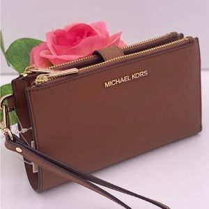 Michael Kors
DoubleZip Wallet Wristlet Luggage